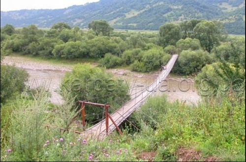 Национальный парк «Сколевские Бескиды» подвесной мост через ручей.